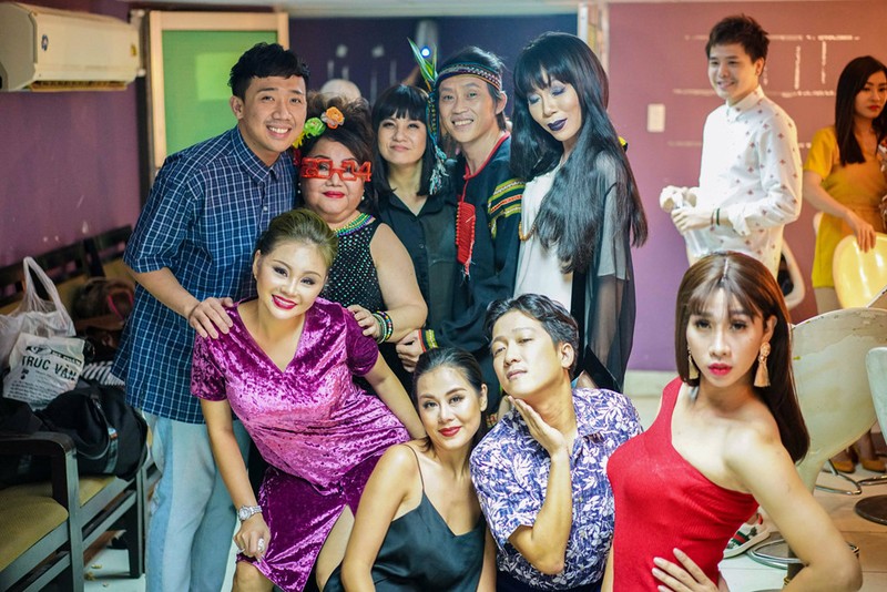 Hoai Linh an voi trong hau truong live show Kieu Minh Tuan-Hinh-12